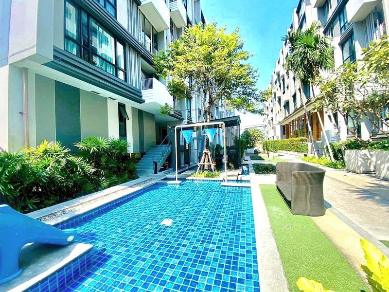 Esta Bliss Ramintra, Bangkok